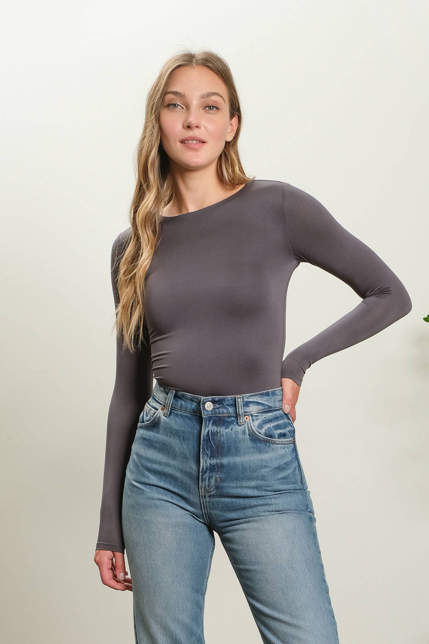 ROUND NECK LONG SLEEVE FITTED KNIT TOP: GREY